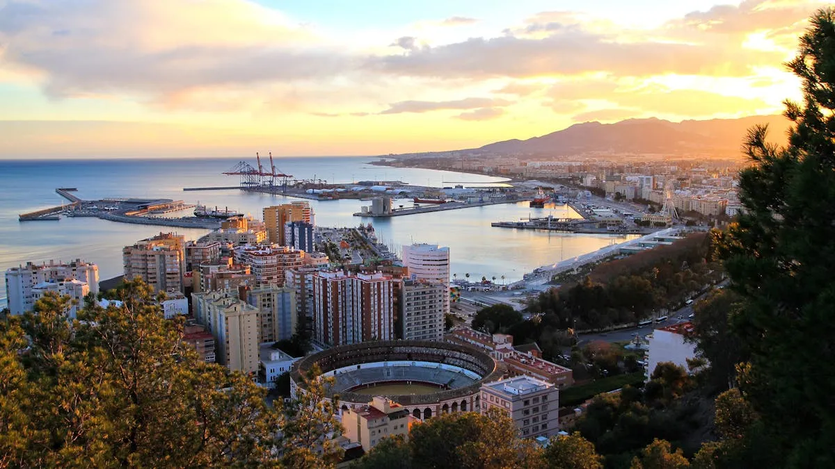 Vista aérea de Málaga y la Costa del Sol al atardecer